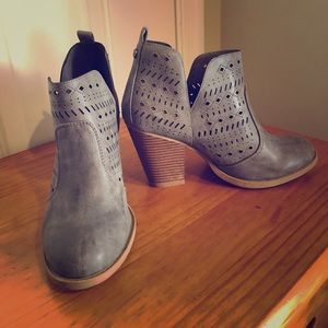 Daisy Fuentes Heeled Booties